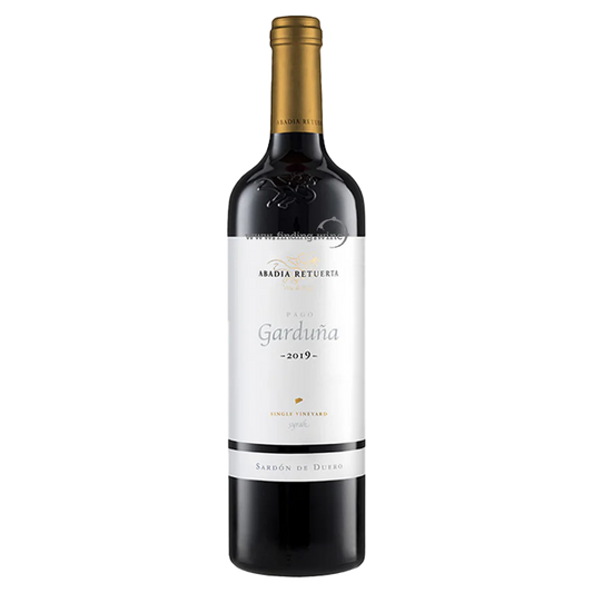 Bottle of Abadía Retuerta Garduña 2019 – Spanish single-vineyard Syrah with deep purple color, pictured on slate with lavender, black pepper, and wild herbs.