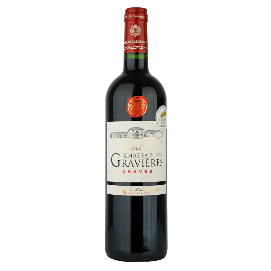 Bottle of Château de Gravières Graves 2020 – bold Bordeaux red wine with deep ruby color, surrounded by blackcurrants, cedar wood, and vineyard gravel.